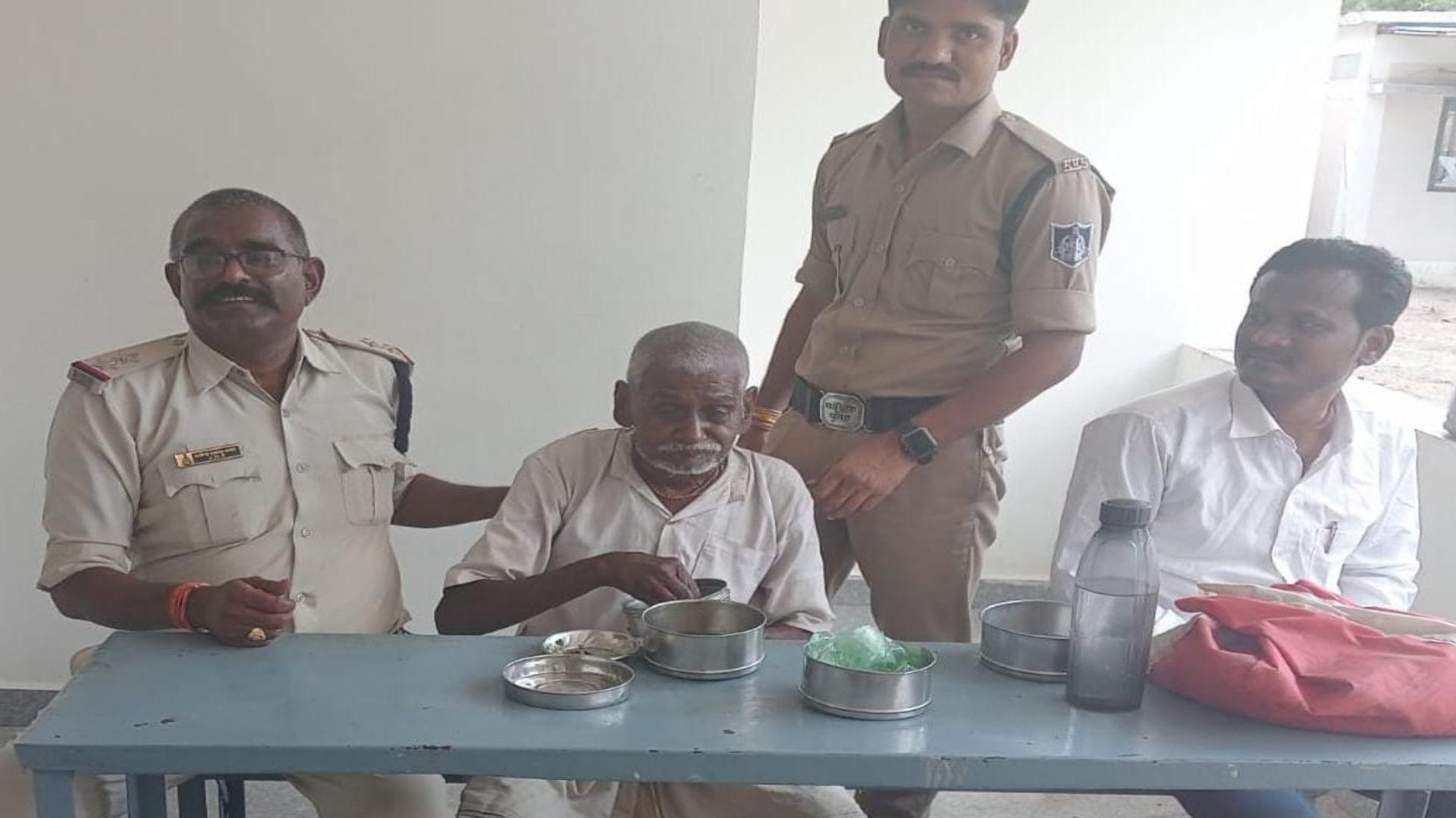 75 साल के बुजुर्ग को घर से निकाला