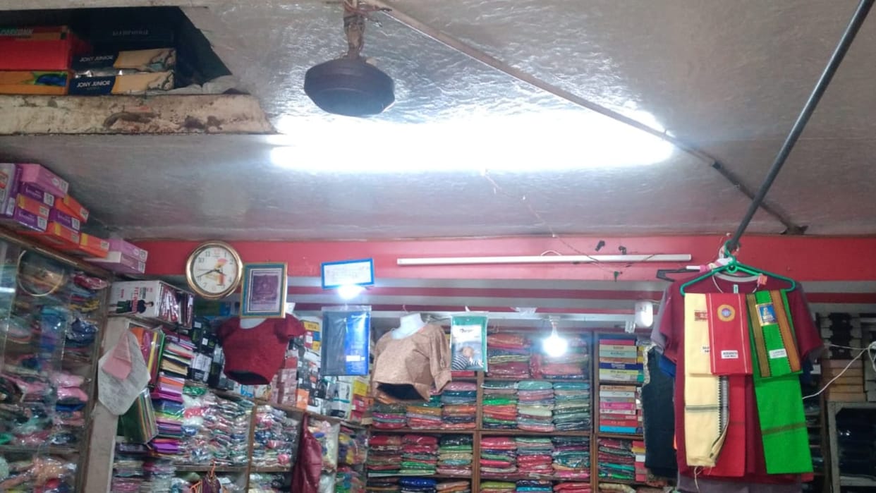 Theft of clothes by breaking the roof of a textile shop Shop theft happened for the third time within a year