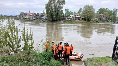 big incident in Srinagar Boat sinks in Jhelum river drowning many people including students