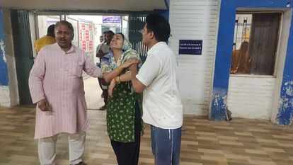 Bihar: हथियारबंद बदमाशों ने पिता-पुत्र पर की गोलीबारी; युवक की मौत और व्यक्ति घायल, जानें मामला Bihar: Armed miscreants opened fire on father and son in property dispute in Arrah; Youth dies, person injured