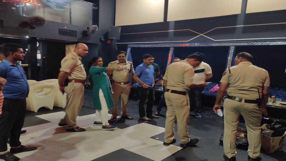 बार में पहुंची पुलिस टीम