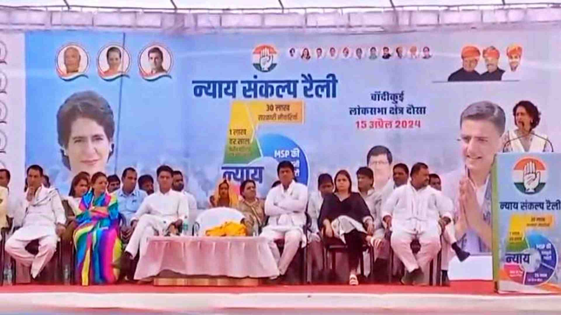 बांदीकुई जनसभा में मौजूद प्रियंका वाड्रा, सचिन पायलट व अन्य।