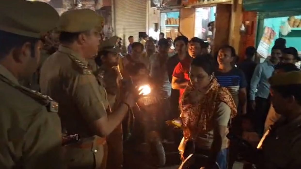 Girl angry to police in two wheeler checking campaign in varanasi