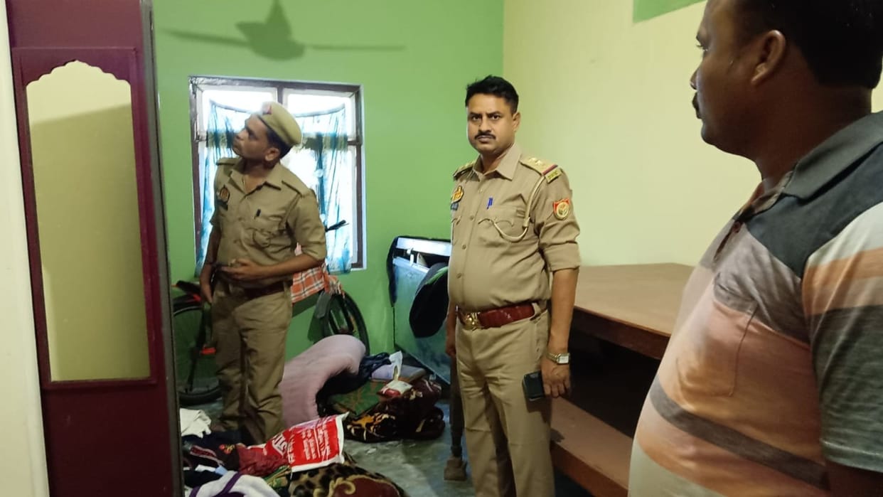 Gold jewellery worth lakhs stolen from two houses including village head in azamgarh