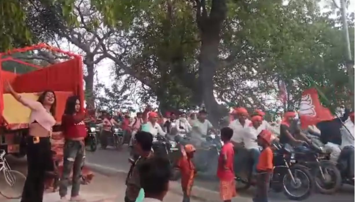 video viral of girl Dancers called to gather crowd in ballia