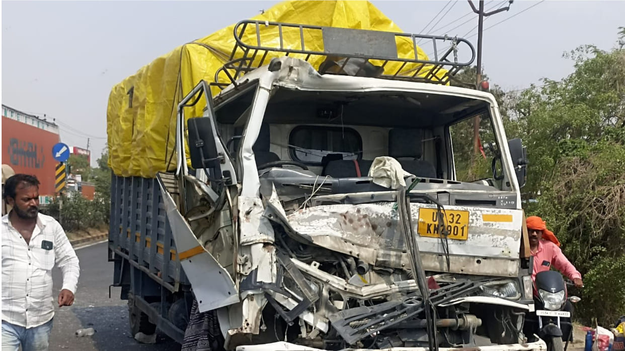 DCM carrying devotees crashes in Gorakhpur Sahjanwan area
