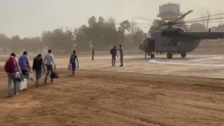 Bastar Loksabha Election: नक्सल प्रभावित इलाकों में वोटिंग कराने के लिए हेलीकाप्टर से रवाना हुई मतदान दल