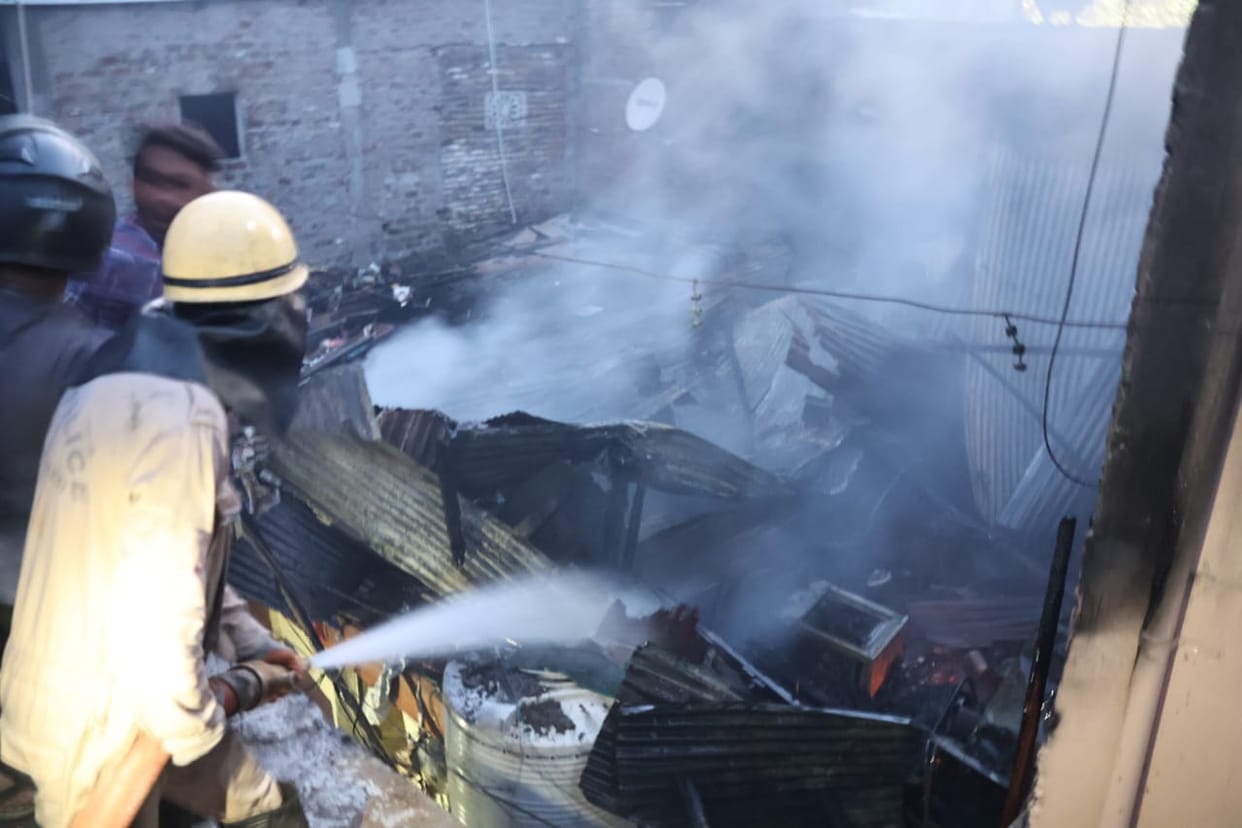 Indore: Fire in the bakery street of Indore, fire brigade could not reach inside.