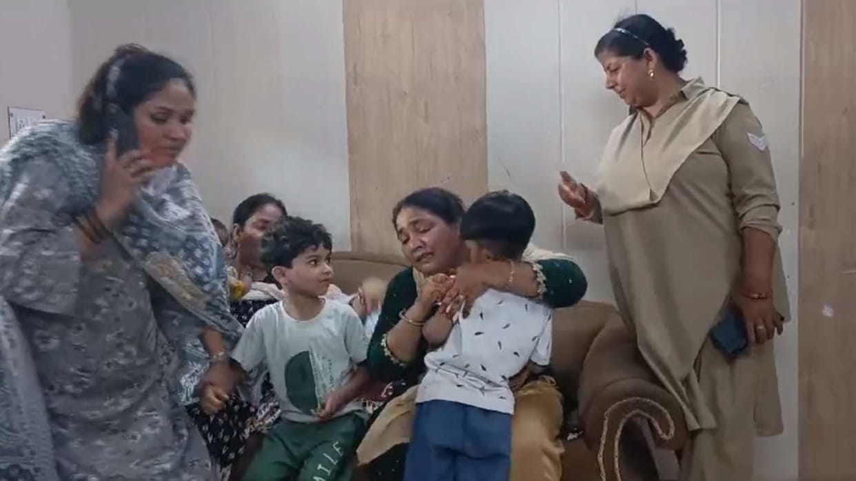 Kanpur: GRP staff reunited two children who were separated from their family at Central