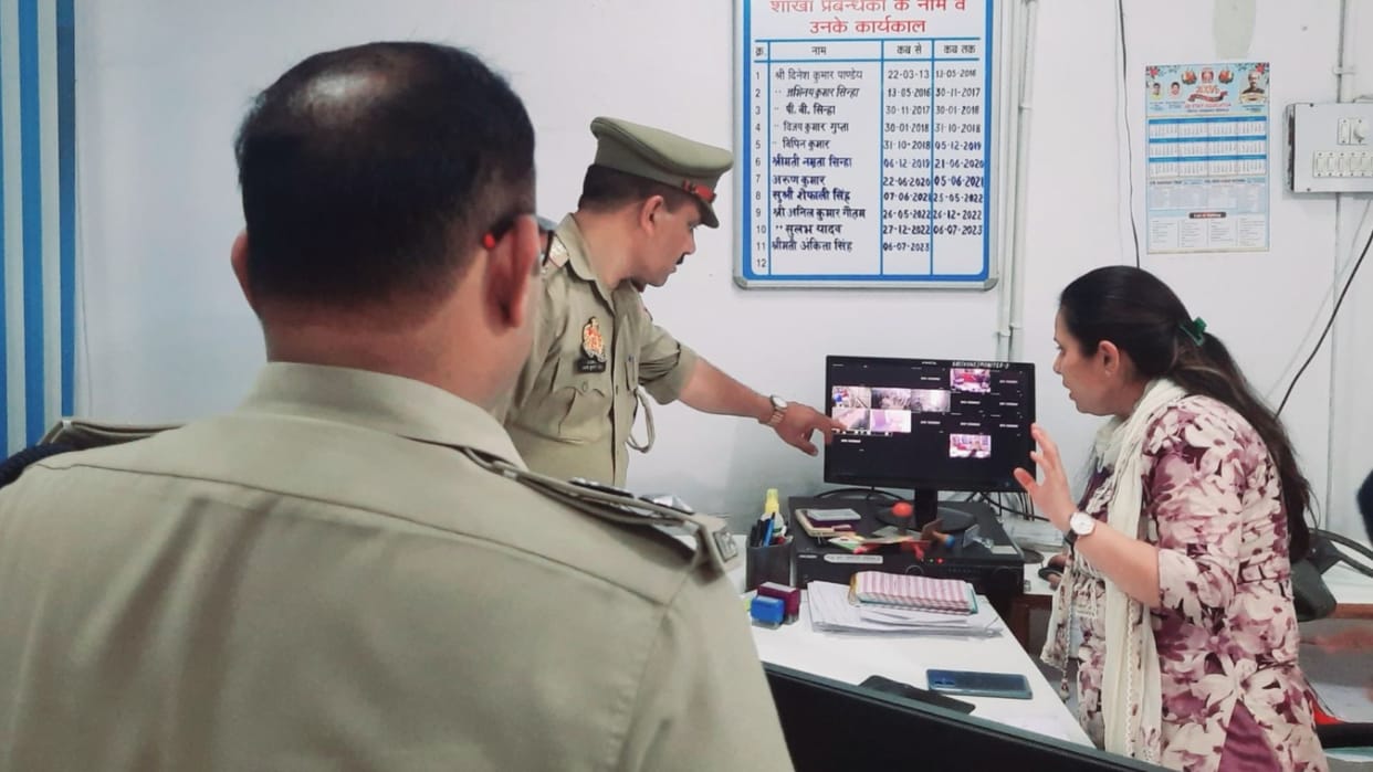 miscreants ran away after snatching a bag containing one lakh rupees in mirzapur