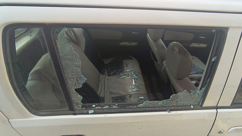 Congress leader car vandalized miscreants ran away with 25 thousand rupees after breaking the glass in Kabirdh