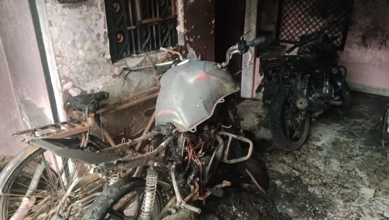 A massive fire broke out in the house, an elderly couple got burnt, four vehicles were also reduced to ashes