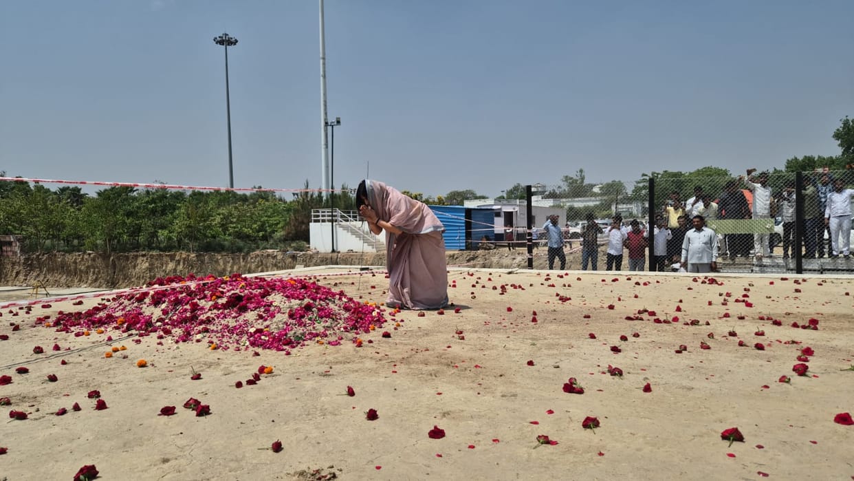 Dimple leaves for nomination after taking blessings of Mother Goddess and Netaji, Akhilesh Yadav said this