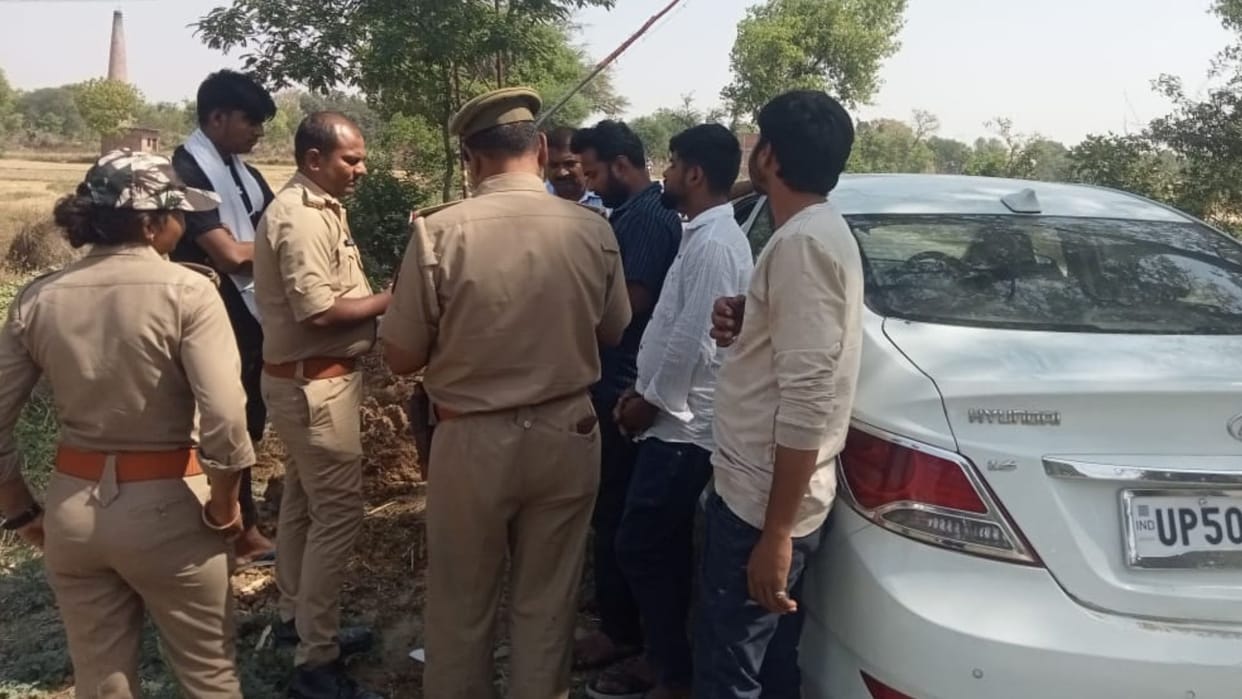 FST team recovered three lakh rupees cash from the car in azamgarh
