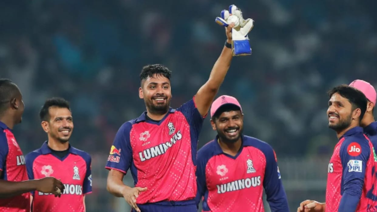 IPL 2024: Avesh Khan took the catch of phil salt made this gesture by Sanju samson gloves in kkr vs rr match