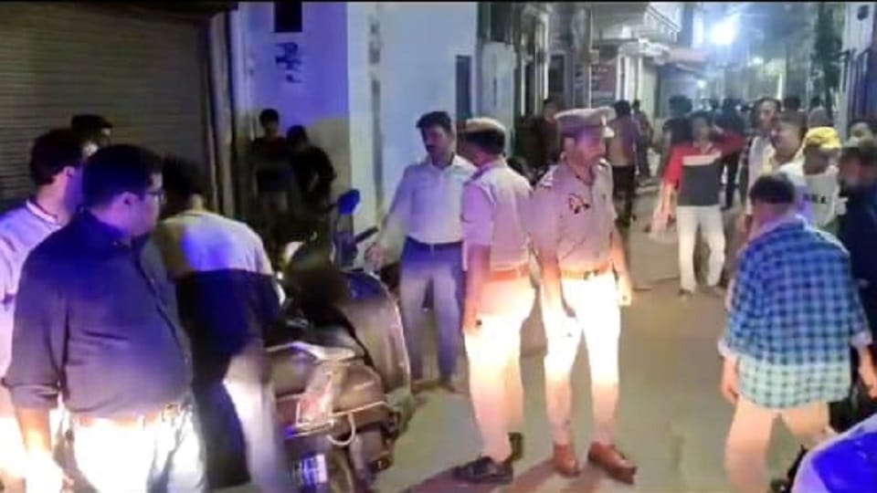 Male and female constable found dead inside room in Prayagraj