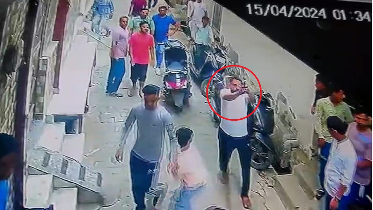 SP leader Azam fired at a house in Lisadi Gate of Meerut district