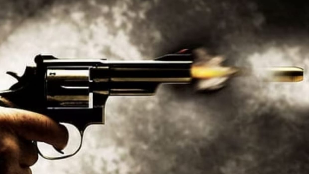 Crime News There was transaction of money with brother in Ujjain young man opened fire with pistol