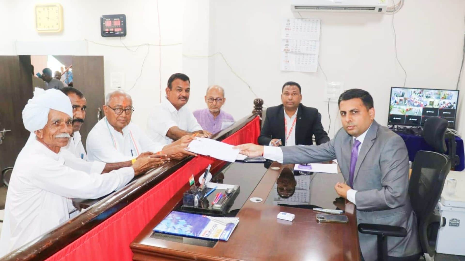 नामांकन दाखिल करते दिग्विजय सिंह