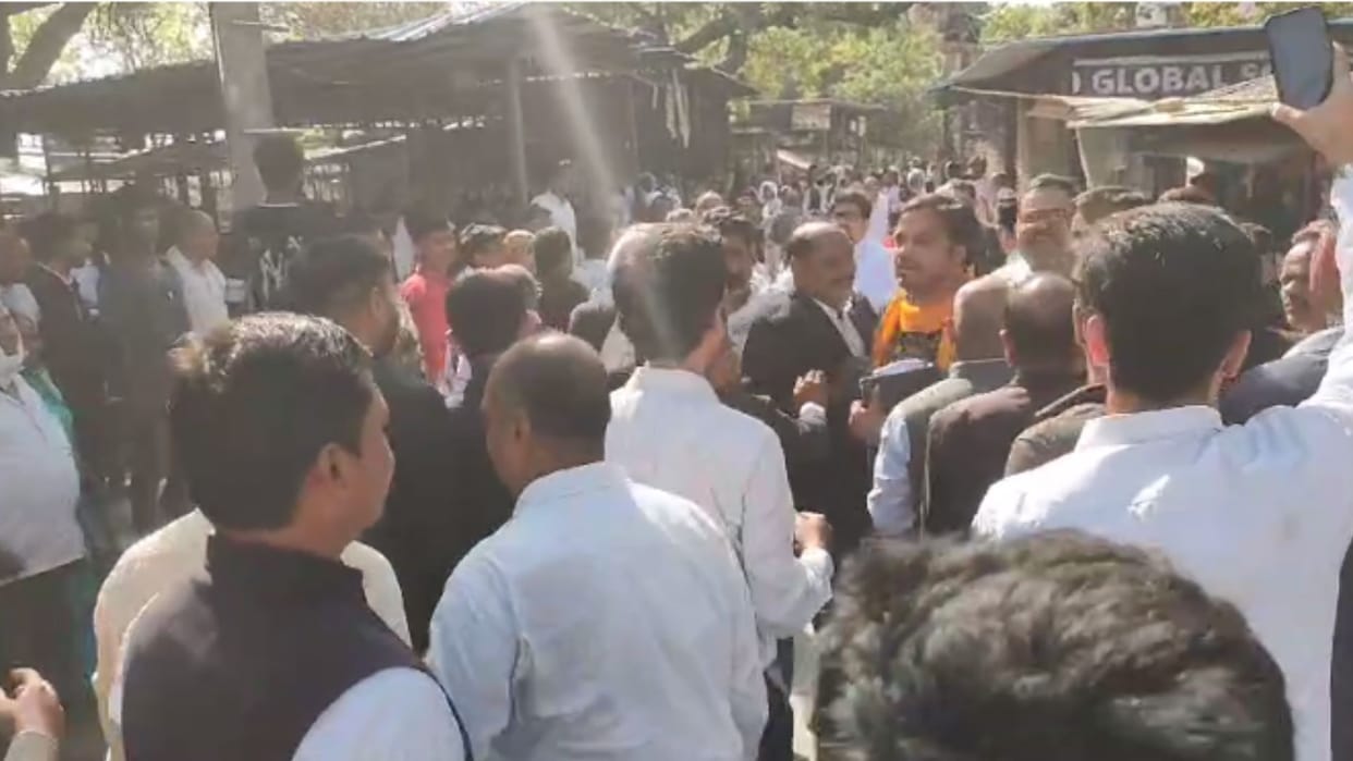 BJP MP dinesh lal yadav nirahua had to face the wrath of advocates in azamgarh court