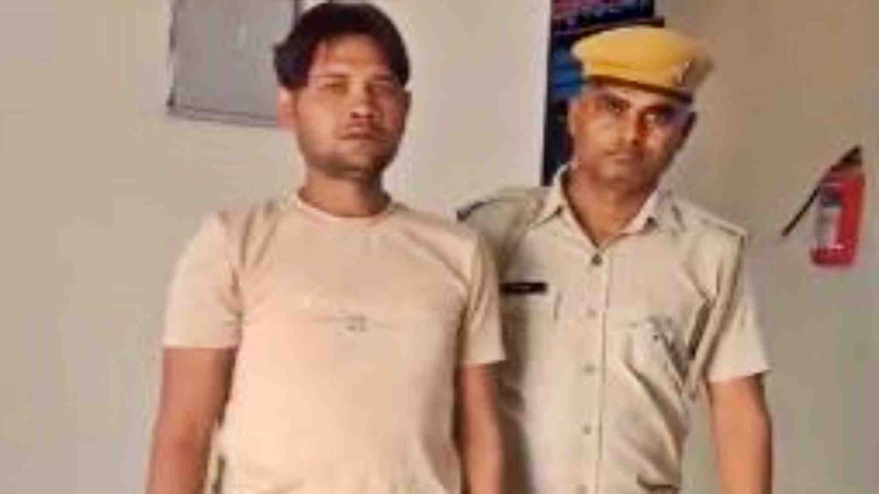 Karauli News: Karauli Kotwali police station arrested smack smuggler from bus stand.