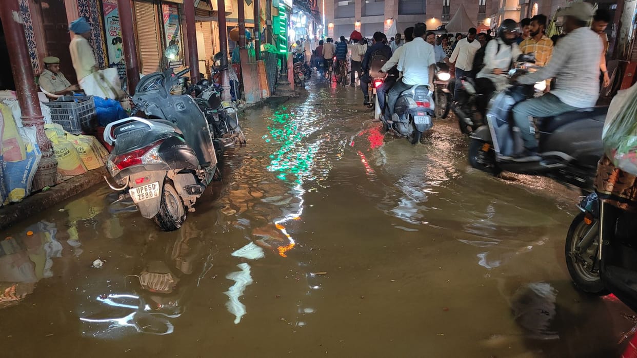 devotees of Shri Kashi Vishwanath Dham faced problems Water kept flowing on the road