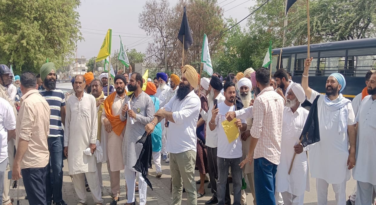 Farmers came to Sirsa to ask questions to BJP candidates Ranjit Singh and Ashok Tanwar