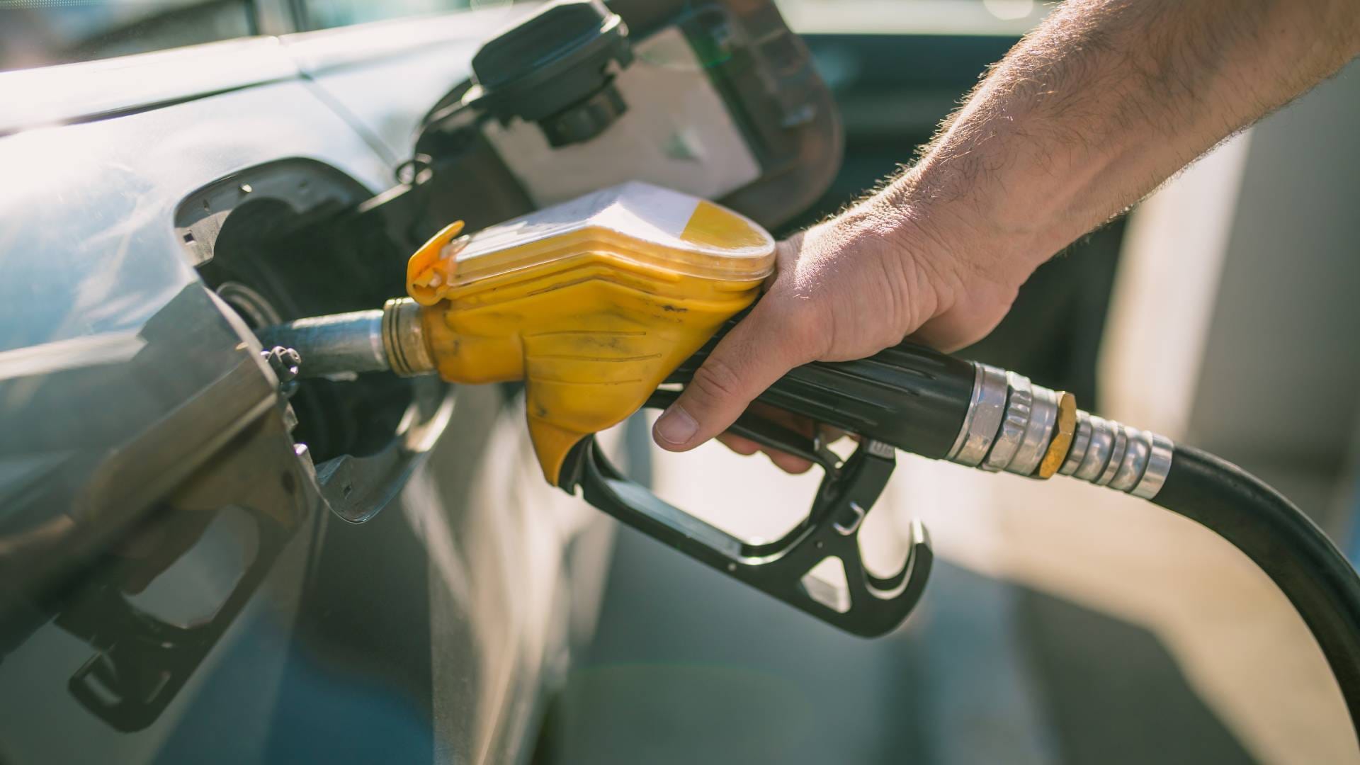 Do not make these mistakes while filling petrol in petrol pump