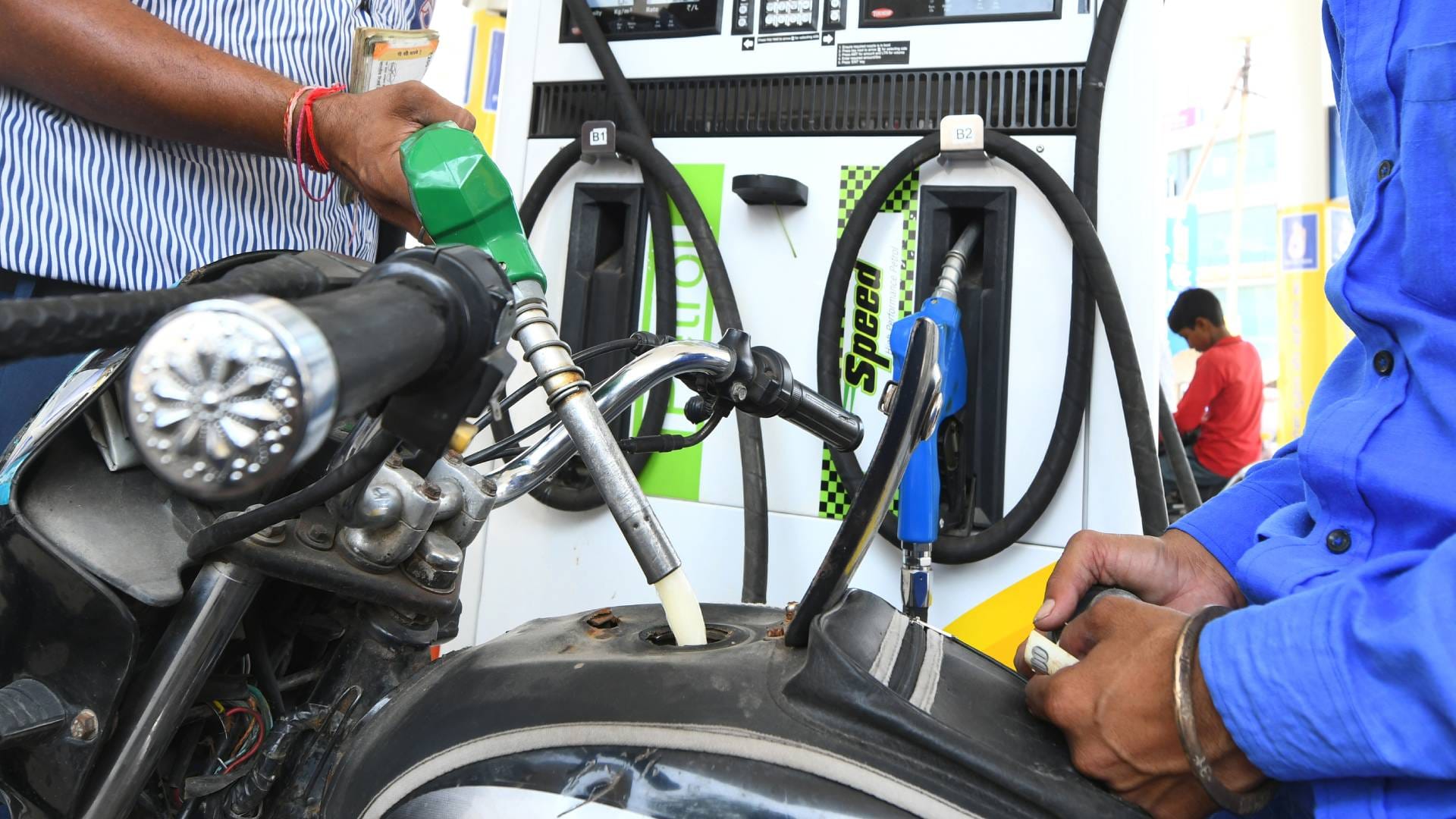 Do not make these mistakes while filling petrol in petrol pump