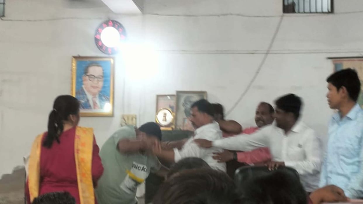 Jalaun: Fight between advocate and property dealer in registry office