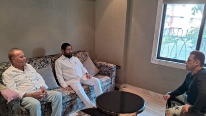 Maharashtra CM Eknath Shinde arrives to meet Salman Khan at his home