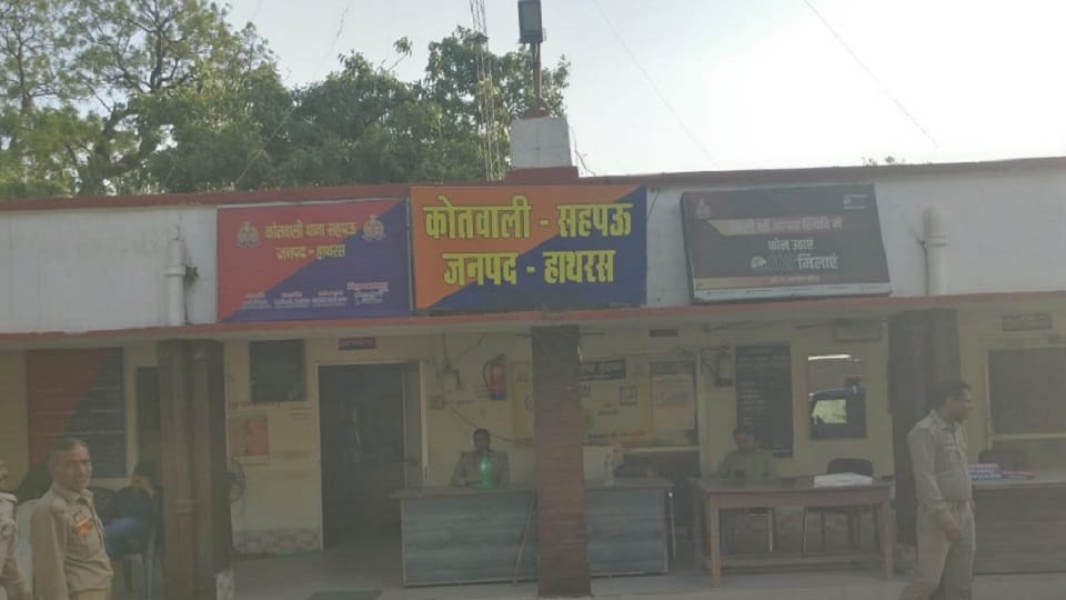 Hathras: किशोरी की संदिग्ध मौत, कमरे में फंदे से लटका मिला शव, मामा ने मां-बाप पर लगाया उकसाने का आरोप