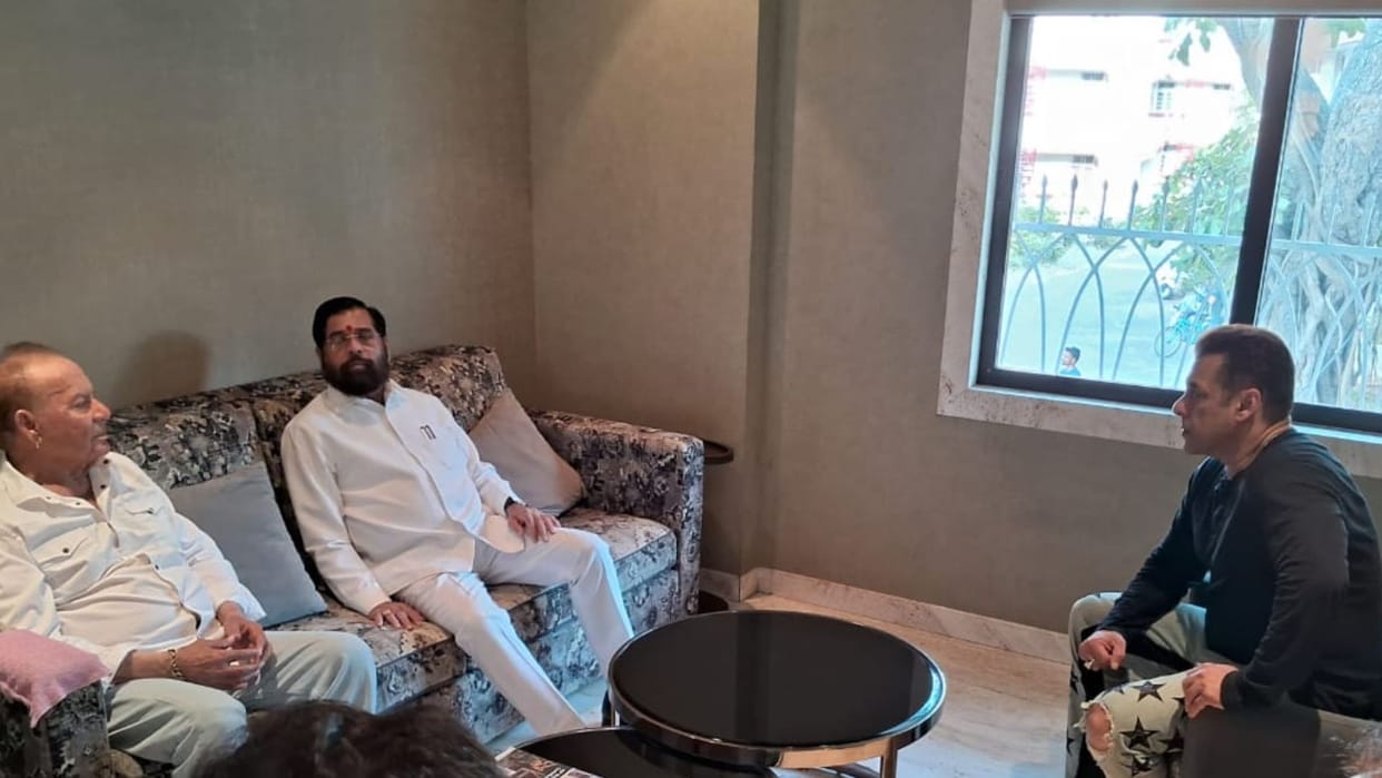 Maharashtra CM Eknath Shinde arrives to meet Salman Khan at his home
