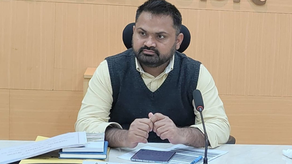 Sant Kabir Nagar DM Mahendra Singh Tawar advised not to discriminate against women workers.