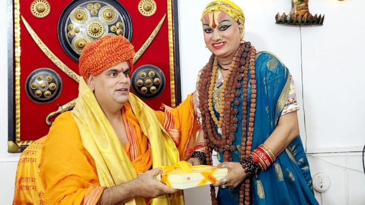 Hindu Mahasabha removed Lok Sabha candidate Kinnar Himangi sakhi from Varanasi