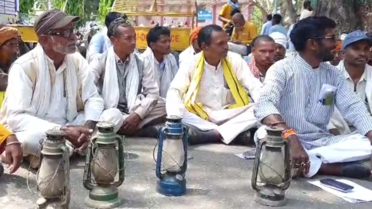 Shahdol People Living In Dark Age, Still They Don't Have Electricity, Protest