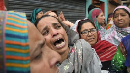 big incident in Srinagar Boat sinks in Jhelum river drowning many people including students