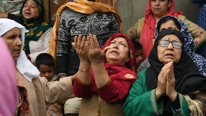 big incident in Srinagar Boat sinks in Jhelum river drowning many people including students