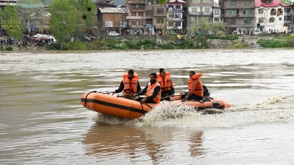 big incident in Srinagar Boat sinks in Jhelum river drowning many people including students