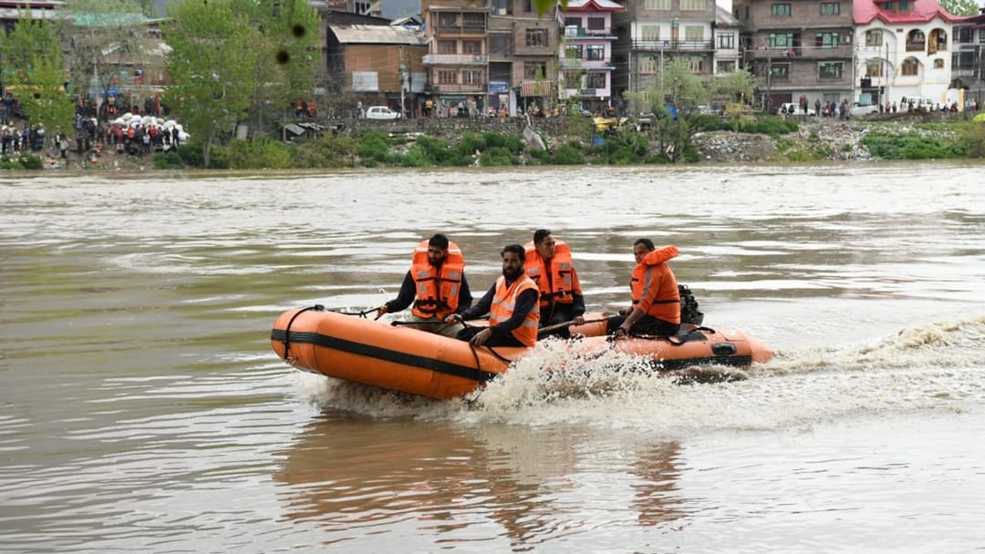 big incident in Srinagar Boat sinks in Jhelum river drowning many people including students