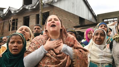 big incident in Srinagar Boat sinks in Jhelum river drowning many people including students
