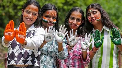 मतदान के लिए प्रेरित करतीं छात्राएं