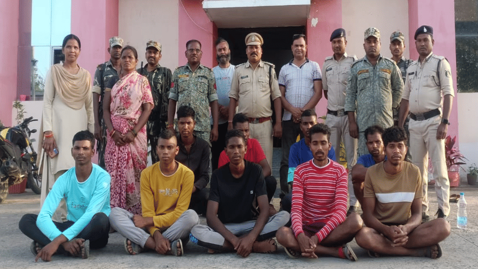 molestation accused was tied to a tree by the mob and beaten 10 accused arrested In Kabirdham