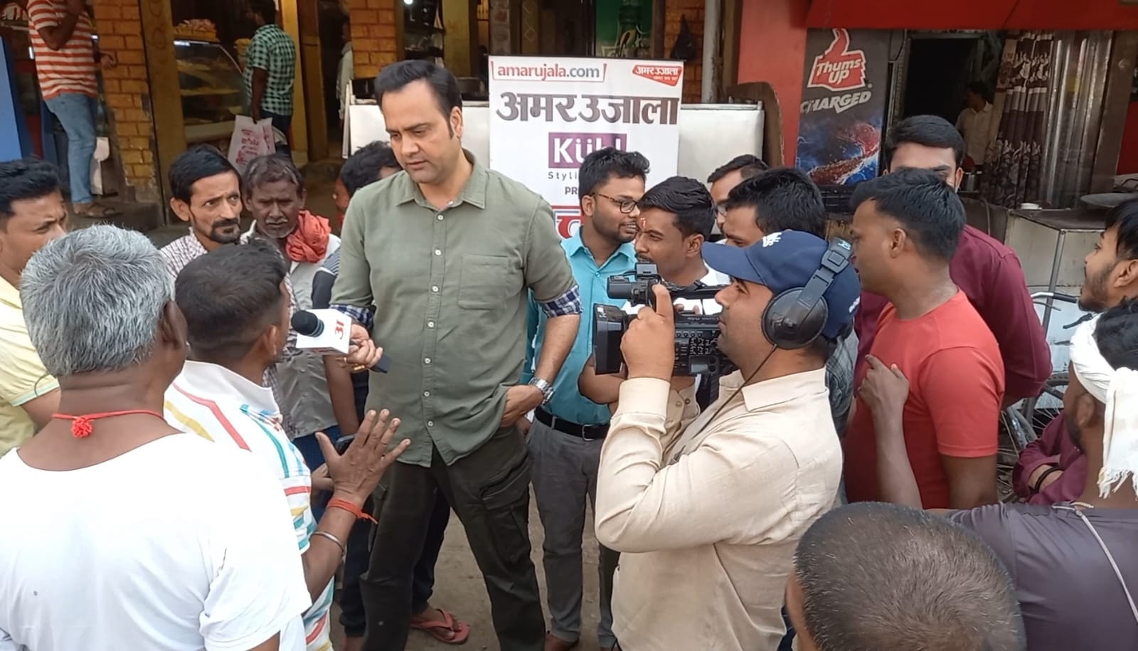 जमुई में चाय पर चर्चा कर रही अमर उजाला की टीम।