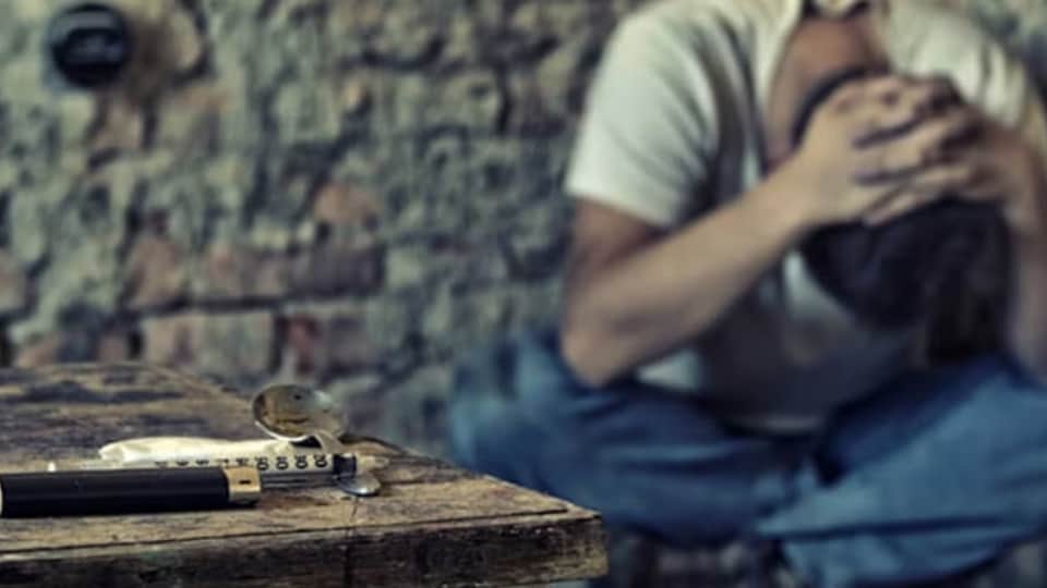 बच्चों में नशे की लत। (सांकेतिक)