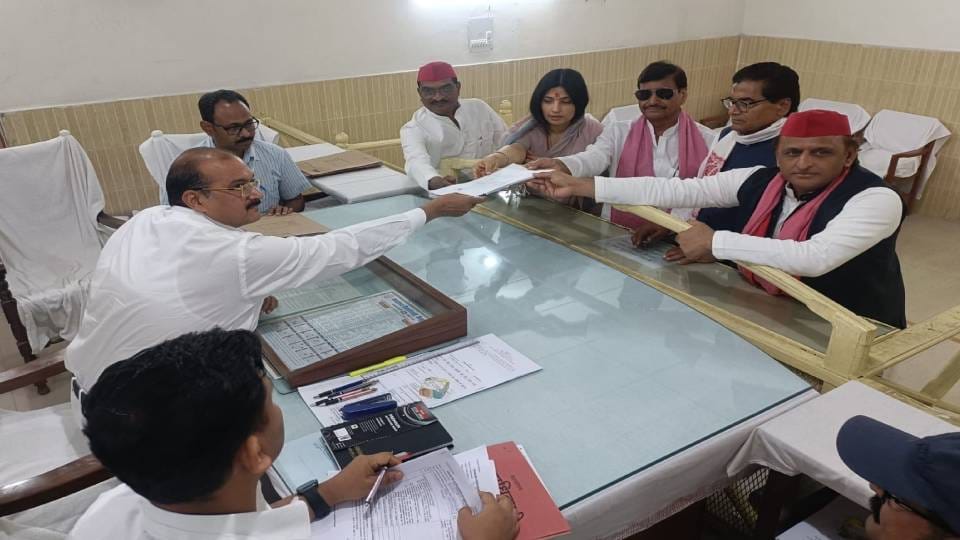 Shivpal Yadav and Ram Gopal Yadav reached Mainpuri in a car for Dimple Yadav nomination