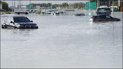 Dubai Flood: भारी बारिश से दुबई की सड़कों पर सैलाब, भारतीय दूतावास की सलाह- जरूरी न हो तो यात्रा करने से बचें Indian embassy advises Indians to reschedule non-essential travel as UAE reels through floods