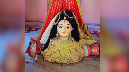 only one temple is in Kashi where Lord Shiva is decorated in nine Durgas