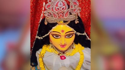 only one temple is in Kashi where Lord Shiva is decorated in nine Durgas