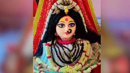only one temple is in Kashi where Lord Shiva is decorated in nine Durgas